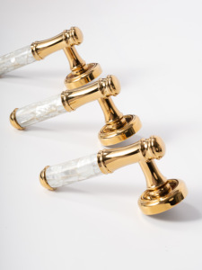 Poignée de porte en <span class=keywords><strong>laiton</strong></span> incrustée de nacre de luxe, finition or PVD, style français, levier de porte intérieur silencieux pour villa, hôtel, OEM personnalisé - Product Image 2