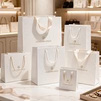 Sacs shopping en papier kraft blanc avec poignées en corde, emballage pour magasins de vêtements, production sur mesure pour marques de vêtements