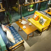 Canapé en cuir de style vintage avec table en bois pour café rétro, librairie, salon de thé et restaurant de restauration rapide
