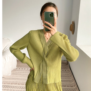 Top da donna di alta gamma con arricciature e patchwork di lettere, maglia slim fit con scollo a V, camicia <span class=keywords><strong>basic</strong></span> unica di <span class=keywords><strong>design</strong></span> per layering - Product Image 5