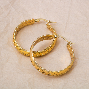 Aretes de Aro Gruesos con Tejido Trenzado Minimalista de Moda PUXIN, Aretes de Aro de Acero Inoxidable Chapados en Oro de 18K para Mujer - Product Image 5