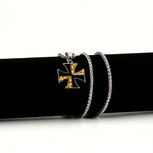 Collar Zoryn con Colgante de Cruz de Hierro en Acero Inoxidable 316L en Tono Dorado con Grabado de Llama en Acabado Negro, Estilo Gótico para Hombre - Product Image 3