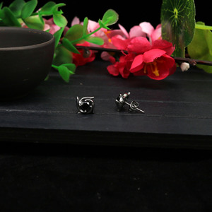 yunnique Stud <b>Earrings</b> Flower Shape Black Stone Claw Setting Titanium Steel Ear <b>Post</b> Gift Occasion - Product Image 4