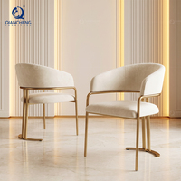Fauteuil de salle à manger en velours de luxe avec dossier incurvé, base en acier inoxydable doré en forme de T, chaise d'appoint rembourrée pour restaurant et hôtel