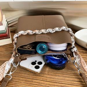 Nouveau Sac Bandoulière Coréen Polyvalent Tendance Quatre Saisons Rétro Grande Capacité Petit Modèle à Large Sangle en PU avec Détail Chaîne 2026 - Product Image 3