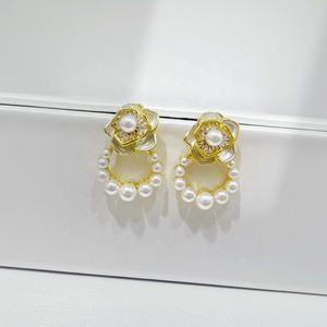 Precio de fábrica, pendientes de plata de ley 925 con flor y perla, personalizados, exagerados, chapados en oro, estilo vintage, para fiesta o boda. - Product Image 1