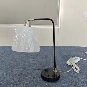 Lampe de chambre King Size contemporaine personnalisée pour hôtel, en fer blanc avec abat-jour en tissu et double prise de courant intégrée - Product Image 4