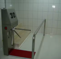 Portique de contrôle d'accès à carte magnétique avec tourniquet et barrière trépied