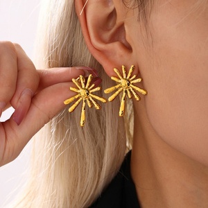 Pendientes de Acero Inoxidable con Diseño de Rayos de Sol, Textura de Lava, para Mujer - Product Image 1