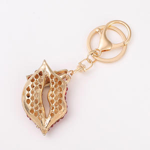 グリッターダイヤモンドがちりばめられた口型の車チャーム、メタル製のかわいい赤い唇のバッグペンダントデコレーションアクセサリーギフト - Product Image 4