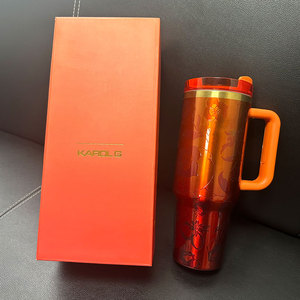 Vaso Térmico <span class=keywords><strong>Karol</strong></span> <span class=keywords><strong>G</strong></span> <span class=keywords><strong>de</strong></span> 40oz con Asa, Diseño Bichota con Flores y Purpurina, Taza Láser Aislada al Vacío <span class=keywords><strong>de</strong></span> Acero Inoxidable, Regalo para Fans - Product Image 1