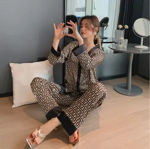 Пижама от китайского производителя по конкурентоспособной цене, женская шелковая Домашняя одежда, дизайн с v-образным вырезом, роскошная Пижама с перекрестными буквами и принтом