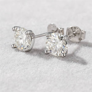 ต่างหูโมอิสซาไนต์ VVS ขายส่ง แบบคลาสสิก 4 กรงเล็บ ทรงกลม เงินแท้ 925 สำหรับผู้หญิง เครื่องประดับหรูหรา - Product Image 4