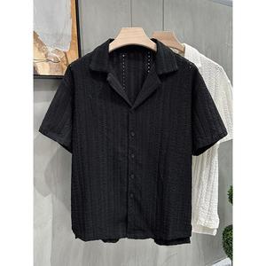 Chemise imprimée blanche ajourée à manches courtes pour homme, col carré, style rétro sud-américain, en soie glacée rafraîchissante, coupe ajustée, pour l'été - Product Image 3