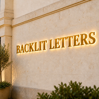 Huruf Halo Lit Serif Emas dengan Finishing Tangan, Terpasang di Fasad Batu Kapur untuk Papan Nama Depan Hotel, Huruf Backlit