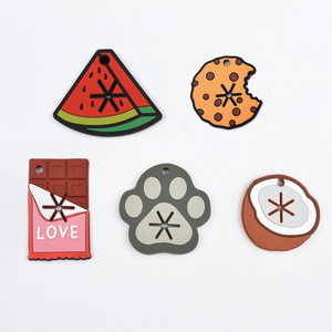 Dispensador de Bolsas para Excremento de Perro de Silicona PVC Ecológico con Forma de Corazón Marrón y Logotipo Personalizado - Product Image 1