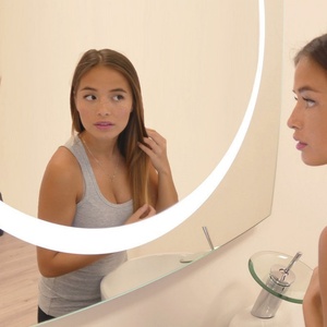Miroir intelligent LED à découpe personnalisée au design tendance pour salles de bain - Product Image 3