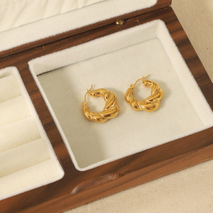 Boucles d'oreilles créoles plaquées or 18 carats, design torsadé en forme de C, bijoux tendance pour femmes - Product Image 1