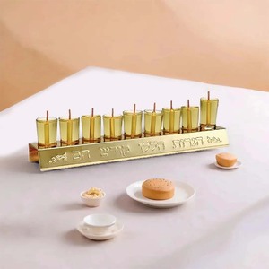 Menorá de Hanukkah de Estaño Dorado al por Mayor con Copas de Aceite de Vidrio - Product Image 3