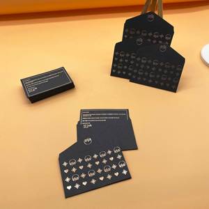 Sobres de Cartón Negro Reciclado Personalizados para Tarjetas de Hotel, con Logotipo en Lámina Dorada, Papel Premium Kraft - Product Image 3