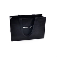 Sac d'emballage cosmétique noir mat personnalisé avec logo imprimé, sac en papier pour vêtements, sac cadeau d'affaires avec nœud en ruban