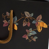 Sacs d'emballage cosmétiques en papier mat noir de luxe avec poignée en ruban pour emballages cadeaux haut de gamme, recyclables, tailles personnalisées