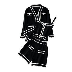 Completo <span class=keywords><strong>Donna</strong></span> Primavera 2026: Cardigan Lavorato a Maglia con Scollo a V e Contrasto di Colore, Gilet con Bretelle e Shorts a Vita Alta - Product Image 5