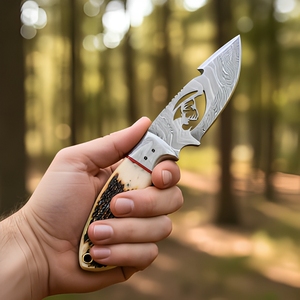 Cuchillo de caza hecho a mano con hoja de acero de Damasco y diseño de ciervo, mango de asta de ciervo y funda de cuero - Product Image 1