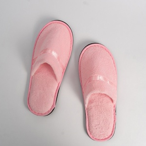 Pantoufles De Luxe Épaisses en Polaire Corail pour Hôtels, Conception Fermée, Approvisionnement en Gros, Compagnon Idéal pour Peignoirs de Voyage - Product Image 2