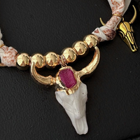 Écharpe tendance à la mode avec collier de perles et motif rouge avec pendentifs de taureau pour un choix essentiel en automne et en hiver