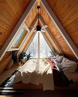 Cymdin Easy-Build 2 Bedroom Maison préfabriquée triangulaire Living Flat Pack avec des matériaux de panneau sandwich en acier pour une utilisation au bureau