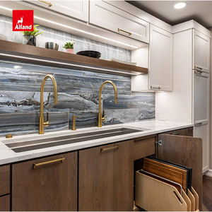 Alland Free Design Moderni Mobili da <span class=keywords><strong>Cucina</strong></span> in Laminato Rovere, Isola in Quarzo Taj Mahal, Armadietto a Muro Bianco Stile Shaker con Maniglie in Ottone - Product Image 5