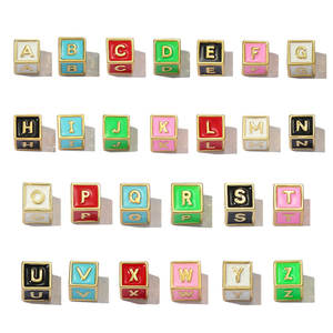 Cuentas de cubo de alfabeto coloridas | Encantos iniciales de acero inoxidable chapados en oro PVD de 18 quilates para <span class=keywords><strong>la</strong></span> fabricación de joyas DIY | Impermeable y duradero - Product Image 2