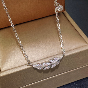 Collana da Donna con Ciondolo a Foglia e Piuma, Ispirata alle Ali, Catena per Clavicola, Elegante Gioiello di Moda per Uso Quotidiano - Product Image 3