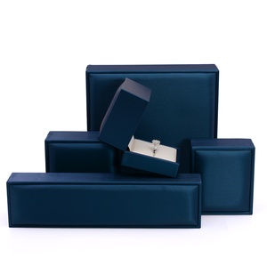 Hộp nhẫn góc vuông nhỏ, hộp đựng mặt dây chuyền/vòng cổ/vòng tay bằng nhung, in logo tùy chỉnh - Product Image 3