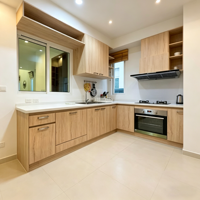 Meuble de cuisine moderne, durable et écologique en bois ignifuge avec évier en verre, base en panneau mélaminé et crédence en contreplaqué pour appartement