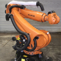 Robot industriel KUKA KR120 R1800 avec une charge utile de 120 kg et une portée de 1803 mm, équipé d'une pince robotique pour la manutention de chargement/déchargement sur ligne de production
