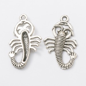 Pendentif Homard à Queue Côtelée Bouclée en Alliage de Zinc, Finition Argent Vieilli et Bronze, Bijou Crustacé pour Tenues Nautiques et de Plage - Product Image 3