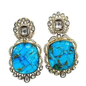 Boucles d'oreilles élégantes de qualité supérieure avec pierres doublet Beau look Parfait pour les mariages et les occasions spéciales Vêtements traditionnels - Product Image 2