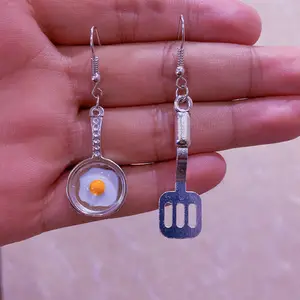 Divertente pala asimmetrica Pan Fried Egg smalto orecchini pendenti gioielli estetici moda donna per moglie