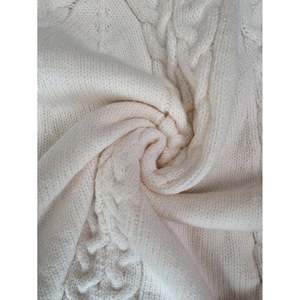 Poncho en tricot torsadé à col roulé blanc pour femmes - Product Image 2