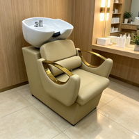 Fauteuil de lavage de luxe pour salon de coiffure, en cuir PU beige, avec accoudoirs dorés et bac en céramique blanc