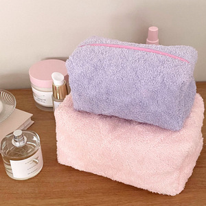 A stylish <b>plush</b> makeup bag, simple and portable, <b>large</b>-capacity toiletry bag, cute square cosmetic storage bag. - Product Image 1