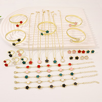 Ensemble de bijoux Clover Fashion, en alliage plaqué or, collier, bague, boucles d'oreilles et bracelet à motif de fleur à cinq feuilles porte-bonheur pour femmes