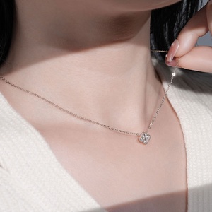 <span class=keywords><strong>Collana</strong></span> <span class=keywords><strong>Quadrifoglio</strong></span> in <span class=keywords><strong>Argento</strong></span> Sterling 925 Placcato Oro Rosa 18K con Moissanite Diamante 0.1CT Colore D per Donna Gioielli Raffinati - Product Image 6