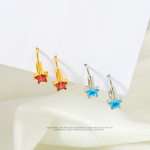 Pendientes de Aro con Estrella de Acero Inoxidable Chapados en Oro |   Aros Ligeros con Cristales de Colores en Forma de Estrella para Mujer |   Hipoalergénico - Product Image 2