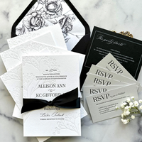 Suite d'invitations de mariage classiques de luxe noir et blanc, papier cartonné, enveloppe noire, ruban en satin, impression florale en relief, impression personnalisée