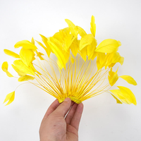 En gros, support de fleur en plumes teintes pour la chapellerie, les fascinators, les coiffes, les costumes, les loisirs créatifs et les décorations de fête