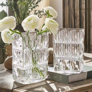 Vase Art Déco en Verre de Murano Soufflé à la Main, Teinte Tawny, avec Design Artistique, Présentoir à Fleurs de Table Durable - Product Image 4