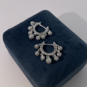 ต่างหูห่วงทองเหลืองชุบทองคำขาว Tianyu Gems ประดับพู่ทรงกลมและเพชรคิวบิกเซอร์โคเนีย ดีไซน์คลาสสิกสำหรับผู้หญิง - Product Image 6